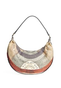 Hobo tas met een gebogen vorm, voorzien van een mix van gestructureerde materialen in beige, rood en grijs met geprinte patronen en een zwarte schouderriem.