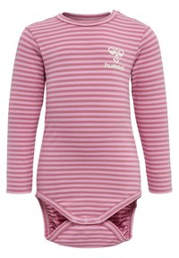 Rosa randig långärmad bodysuit i mjukt tyg. Har rund halsringning och tryckknappsstängning i botten. Hummel-logotyp på bröstet.