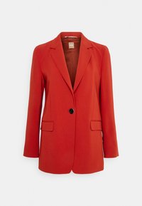 Czerwona marynarka z pojedynczym czarnym guzikiem, klapami z wcięciem, długimi rękawami i dwoma przednimi kieszeniami. Gładka tkanina o wyraźnej, zdefiniowanej formie.