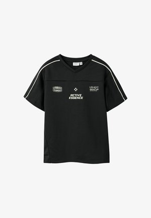 Czarna sportowa koszulka z krótkim rękawem z białym obszyciem na ramionach oraz nadrukami tekstowymi „Active Essence”, „Urban Uniform” i „US-NYC Restricted” na klatce piersiowej.