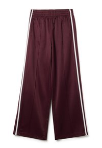 Bordeauxfarbene weite Jogginghose mit elastischem Bund und weißen Seitenstreifen, flach auf einem weißen Hintergrund ausgebreitet.