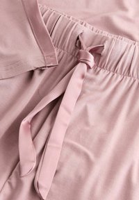 Set di abbigliamento da casa rosa chiaro caratterizzato da una texture morbida e liscia, vita elastica con fiocco annodato e design dalla vestibilità comoda.