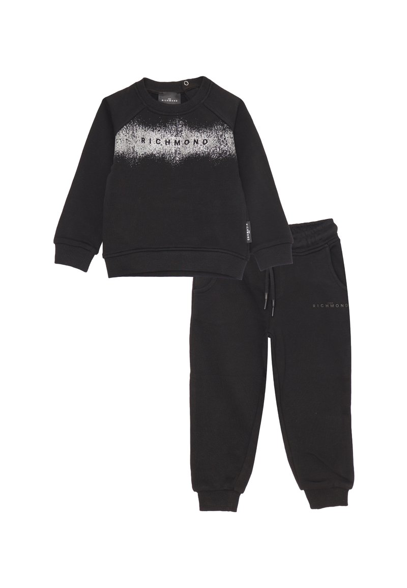 Completo nero a due pezzi composto da una felpa con motivo sfumata e logo, e pantaloni jogger coordinati con vita elastica.