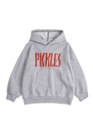 Svetlosivá detská mikina s kapucňou, predným vreckom a červeným nápisom "PICKLES" a menším logom "BOBO CHOSES" na hrudi, dlhé rukávy, rebrované manžety.