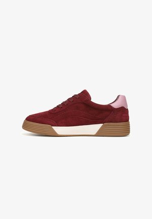Baskets en suède rouge à profil bas, arborant un accent de talon rose clair, des lacets plats et une semelle en caoutchouc brun texturé.