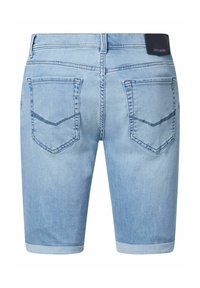 Hellblaue Denim-Shorts mit umgeschlagenem Saum, ausgestattet mit zwei hinteren Taschen und kontrastierenden Nahtdetails. Schlichter Bund mit Etikett.