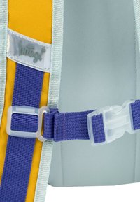 Zaino in tessuto grigio, con accenti gialli e spallacci blu. Presenta una fibbia in plastica e un'etichetta con logo per il branding. Dettagli in tessuto textured sono visibili.