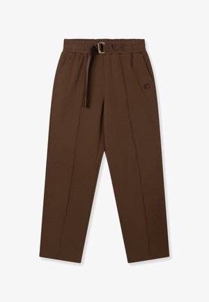 Bruine broek van katoenmengdraad met een elastische tailleband en een riem, voorzien van steekzakken aan de voorkant en gestikte details langs de pijpen.