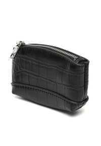 Crna umjetna krokodil kožna torbica sa zatvaračem, srebrnim metalnim zatvaračem i zakrivljenim šavovima sa strane.