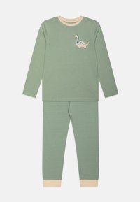 Conjunto de pijama verde de manga larga hecho de tela suave, con un pequeño diseño de dinosaurio en la camiseta y ribetes beige en el cuello y los puños.
