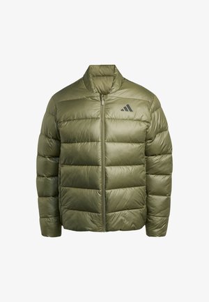 Maslinasto zeleni puffer jakna s uspravnim kragnom, zatvaranjem na patentni zatvarač, horizontalnim šavovima i crnim logotipom na lijevoj strani prsa. Glatka, sjajna tkanina.