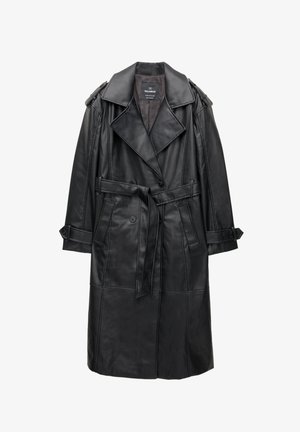 Dlouhý černý kožený trench coat s širokými klopami, pasem na opasek, knoflíkovým zapínáním a přezkovými detaily na ramenech a manžetách.