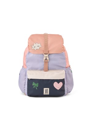 Rygsæk med rosa klap, lavendelfarvet krop, marineblå frontlomme med grøn sløjfe og pink hjerteillustrationer, sikret med beige remspænde.