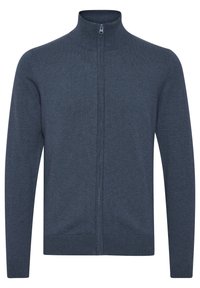 Męski granatowy kardigan na zamek błyskawiczny z prążkowanymi mankietami, dolnym brzegiem i wysokim kołnierzem, wyeksponowany na jednolitym tle.
