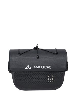 Zwarte Vaude fietsstuurtas met een gaasvak aan de voorkant en een elastisch koord bovenop, met het label "Recycled Inside" tekst.