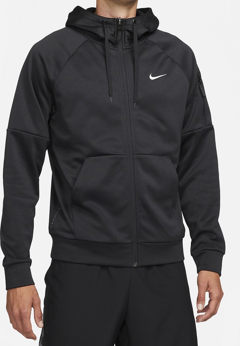 Sudadera con cremallera negra hecha de un material suave. Cuenta con una capucha ajustable, bolsillos laterales y un logo de Nike en contraste en el pecho.