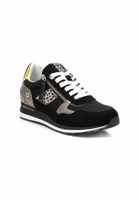 Zapatilla negra y gris con una mezcla de materiales de ante y malla, cordones blancos, cremallera lateral y un panel texturizado y con patrón.