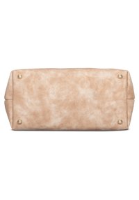 Sima textúrájú bézs műbőr táska alja, négy lekerekített fémgombbal a sarkoknál a támogatás és stabilitás érdekében.