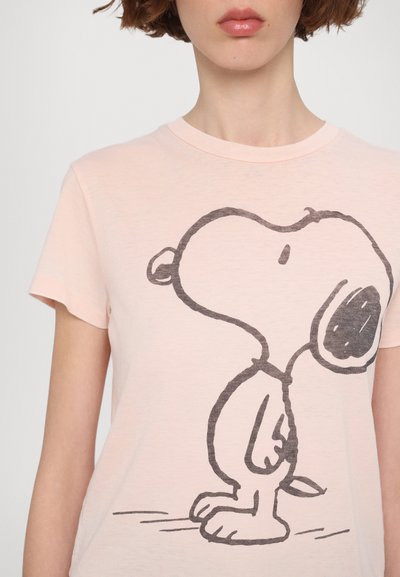 Ροζ βαμβακερό T-shirt με μεγάλο μαύρο καρτούν σκύλο σε προφίλ, με απλές γραμμές και ελάχιστες λεπτομέρειες.