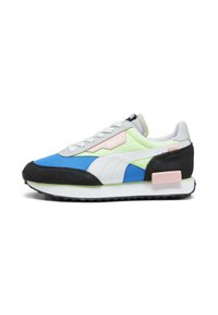 Puma-Sneaker mit einer Mischung aus blauen, grünen, weißen und schwarzen Materialien. Texturiertes Obermaterial mit einem rosa Akzent und einer dicken weißen Sohle.
