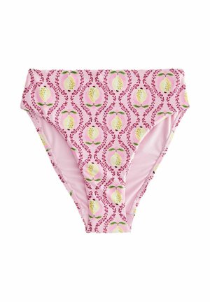 Bas de bikini rose avec un motif répété de fruits jaunes entourés de feuilles vertes, bordé d'une fine bordure décorative. Texture de tissu douce.