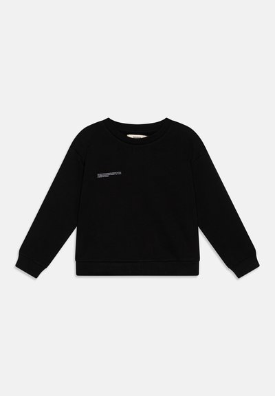 Svart hettegenser laget av myk stoff, med bred rund hals, ribbestrikkede mansjetter, og en liten hvit tekstdetalj foran.