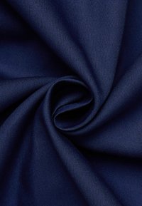 Marineblauwe geweven stof, met een gladde textuur en een strakke weving, gerangschikt in een spiraalvorm, waarmee de rijke kleur en het materiaal worden getoond.