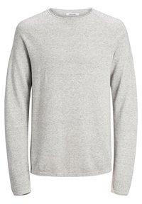 Pull gris clair texturé à manches longues avec col rond et manches raglan, avec une petite étiquette de marque au dos du col.