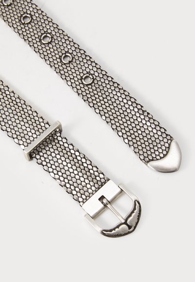 Metall-Mesh-Uhrenarmband in Silberfarbe, mit einer strukturierten Oberfläche, verstellbaren Löchern und einem Verschluss mit detailliertem Flügeldesign.