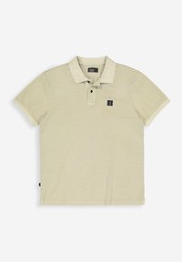 Beige Polohemd mit Kragen, kurzen Ärmeln und einem kleinen schwarzen Logo-Patch auf der Brust. Glatte Stoffoberfläche, lässiges Design.