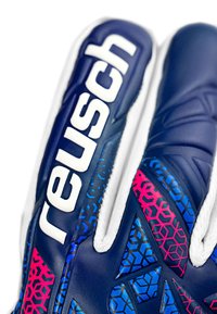 Reusch keepershandschoen met een marineblauw lichaam, getextureerde accenten in blauwe en roze hexagon-patronen, en een opvallend wit logo.