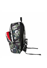 Pick & Pack SHARK SHAPE M - Backpack - CAMO