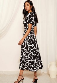 Friends Like These FLUTTER SLEEVE ROUND NECK MIDI - REGULAR FIT - Trikoomekko - mono geo