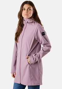 Lavenderfarbene Kapuzenjacke mit Reißverschluss vorne, Seitentaschen und einem Logopatch am Ärmel. Glattes, leichtes Material mit taillierter Passform.