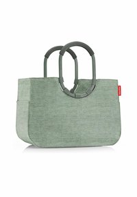 Bolso tote verde claro hecho de tela con una textura sutil, que cuenta con dos asas de plástico redondeadas y un bolsillo lateral.