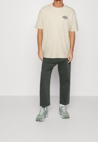 YOURTURN T-shirt med print - off-white