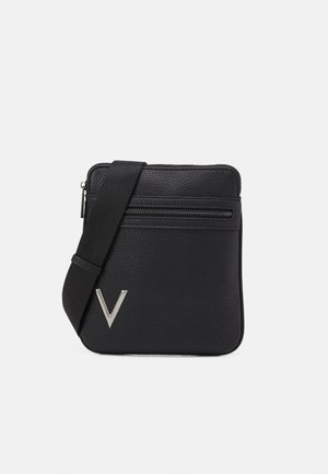 Borsa a tracolla nera in pelle testurizzata con chiusura superiore con cerniera, tasca frontale e dettaglio con logo V metallico. Cinghia regolabile inclusa.