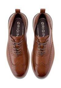 Scarpe in pelle marrone con dettagli brogue e lacci grigi. Presentano una punta rotonda e una suola robusta realizzata in gomma di dente di leone.
