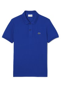 Polo bleu en coton, doté d'un col, d'une patte de boutonnage à trois boutons, de manches courtes et d'un petit logo crocodile vert sur la poitrine.