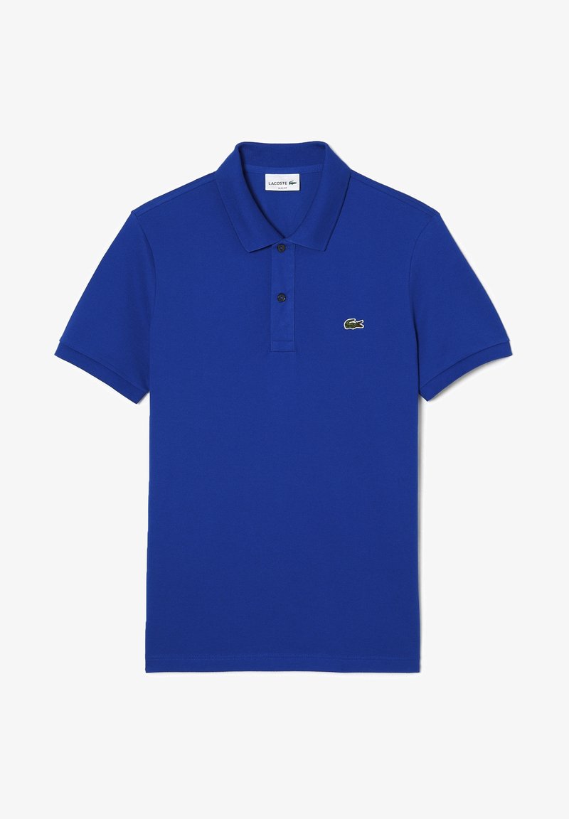 Polo bleu en coton, doté d'un col, d'une patte de boutonnage à trois boutons, de manches courtes et d'un petit logo crocodile vert sur la poitrine.