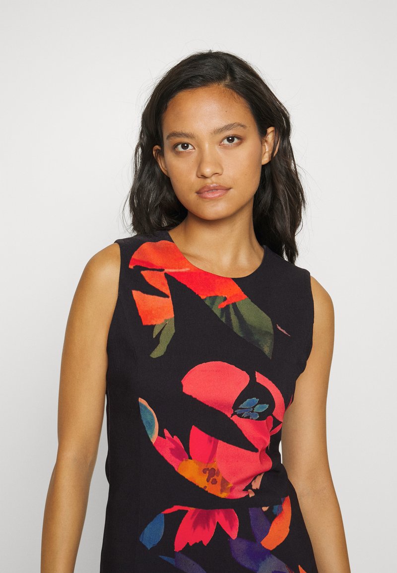 Ärmelloses schwarzes Kleid mit einem auffälligen Blumenmuster in Rot, Grün und Blau. Glatte Textur und enganliegendes Design. Hoher Kragen, ohne Verzierungen.