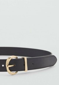Zwarte leren riem met een gladde textuur, voorzien van een goudkleurige metalen gesp in een ronde vorm en een rechthoekige pen voor verstelbaarheid.