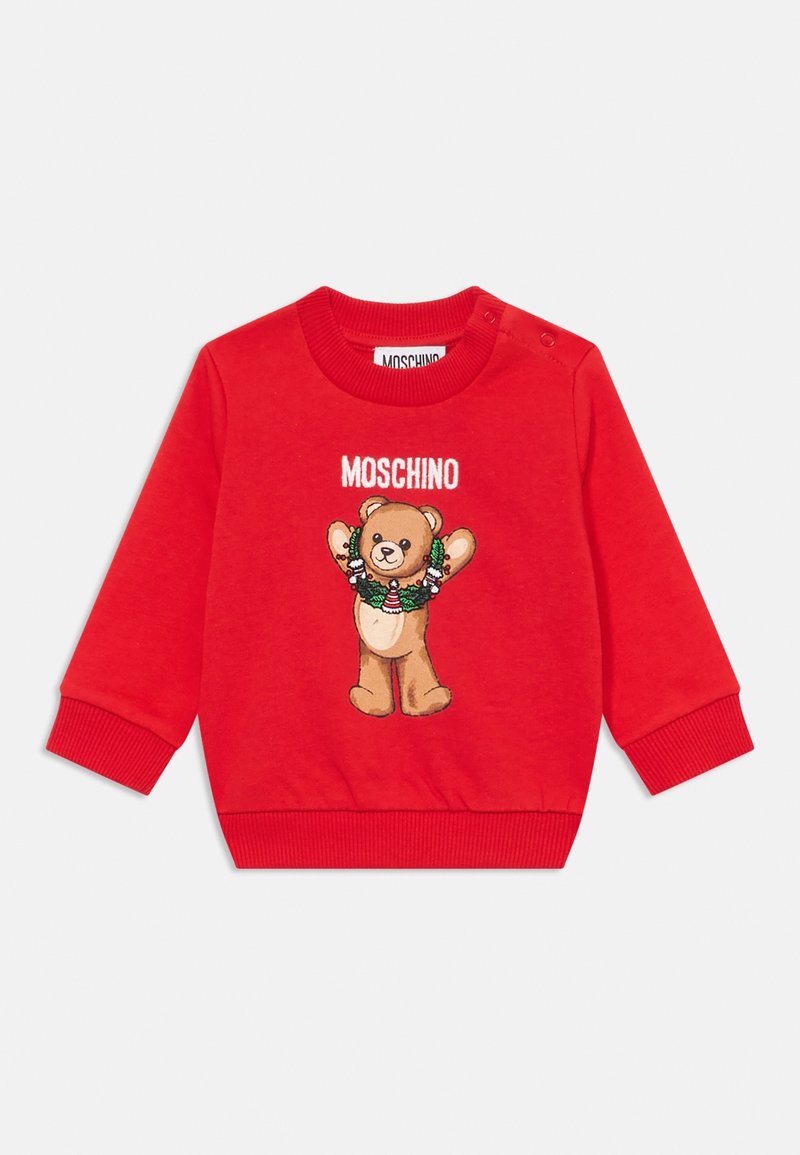 Sweatshirt rouge pour tout-petit avec poignets et col côtelés, arborant un ours en peluche portant une couronne de vacances et le texte "MOSCHINO" au-dessus.