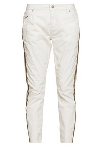 Vita bomullbyxor med smal passform, med bruna sidostråk och två framfickor. Inkluderar knappstängning och dragkedja.