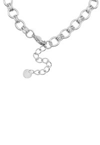 Collana in metallo con grandi anelli d'argento intrecciati e chiusura a moschettone. Include un'estensione regolabile con un piccolo tag rotondo.