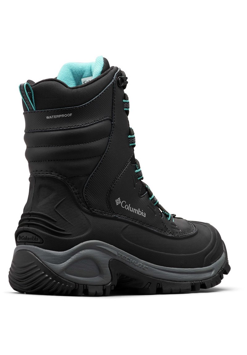 Bottillon d'hiver noir imperméable avec une surface texturée, des lacets turquoise et un col rembourré. Présente une semelle robuste pour une meilleure adhérence.