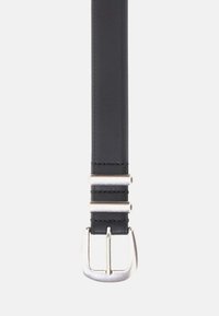 Ceinture en cuir noir à texture lisse, dotée d'une boucle en métal argenté et de trois accents horizontaux près de la boucle.