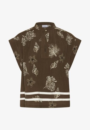 Bruine blouse met korte mouwen met witte zeethema prints van schelpen, zeesterren en zeewier, met een hoge kraag en twee horizontale witte strepen nabij de zoom.