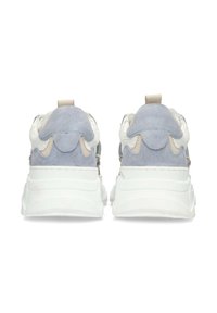 Sneaker con una combinazione di suede azzurro chiaro, mesh bianco e accenti beige, dotati di una spessa suola bianca e elementi di design arrotondati.