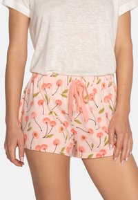 Lichtroze shorts van zacht materiaal met een bloemenontwerp van koraalkleurige bloemen en groene bladeren, afgewerkt met een verstelbare trekkoord.